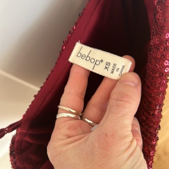 Woman’s xsmall cocktail dress, maroon with sequins. Above the knee. - Picture 6 of 7